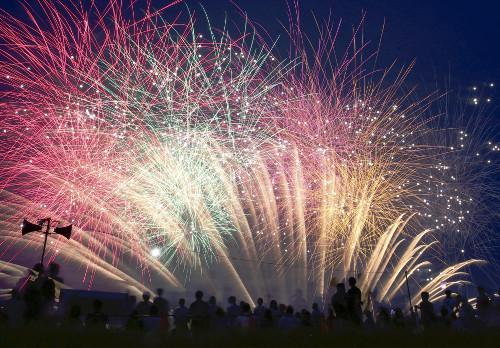 日本關(guān)東甲信地區(qū)當(dāng)天發(fā)布了梅雨期結(jié)束的消息，東京都葛飾區(qū)的江戶川河川敷當(dāng)晚舉行了煙花大會(huì)，約13000束煙花在夜空中綻放。（網(wǎng)頁(yè)截圖）