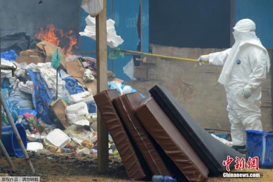 當?shù)貢r間2014年9月3日，利比里亞蒙羅維亞，約翰·菲茨杰拉德·肯尼迪醫(yī)院的醫(yī)護人員和病人。9月1日