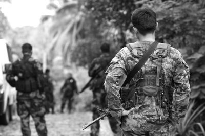 2009年12月13日，在菲律賓南阿古桑省，菲律賓安全部隊(duì)人員在一處現(xiàn)場(chǎng)警戒。圖/CFP