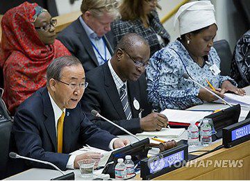 為應(yīng)對(duì)埃博拉疫情，秘書(shū)長(zhǎng)潘基文主持召開(kāi)高級(jí)別會(huì)議。