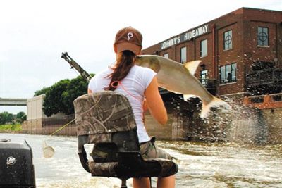 亞洲鯉魚突然躍出水面，對游客“發(fā)動襲擊”。