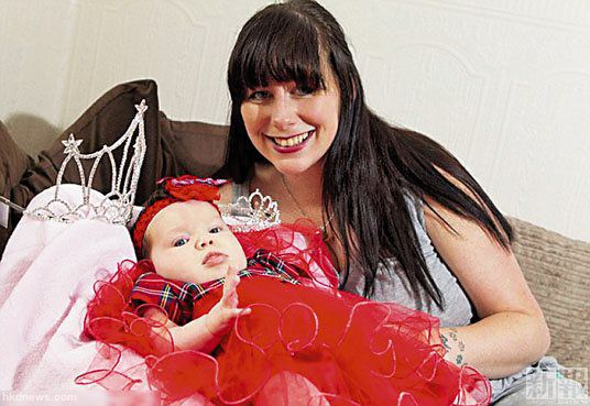 柯林斯在女兒盧娜6個(gè)月大時(shí)，便讓女兒參加選美。