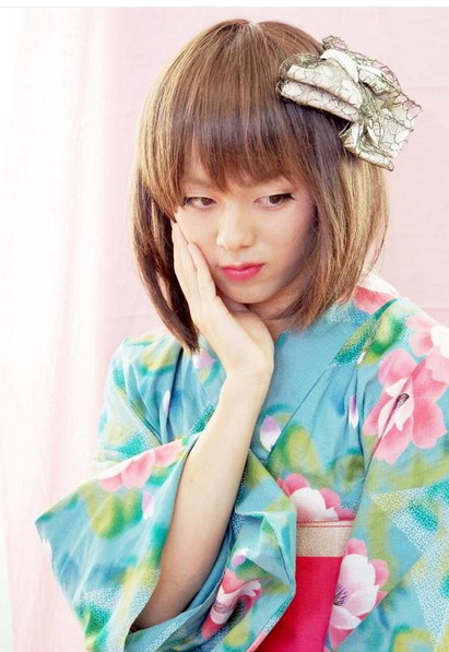 日本男子學(xué)校舉辦“?；ā贝筚?參賽者須男扮女裝