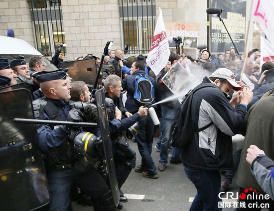 　　當(dāng)?shù)貢r(shí)間2014年11月27日，法國(guó)巴黎，法國(guó)農(nóng)民帶綿羊在埃菲爾鐵塔附近抗議，要求環(huán)保部門采取有效措施解決狼群襲擊羊群?jiǎn)栴}?！D片來(lái)源：TRICK KOVARIK/CFP