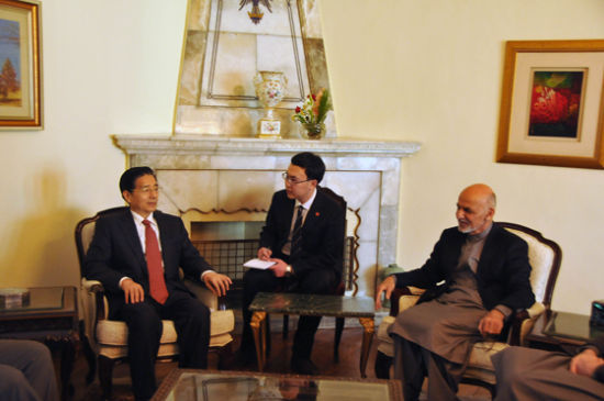 　11月30日，阿富汗總統(tǒng)加尼在首都喀布爾會見到訪的中國國務(wù)委員郭聲琨。