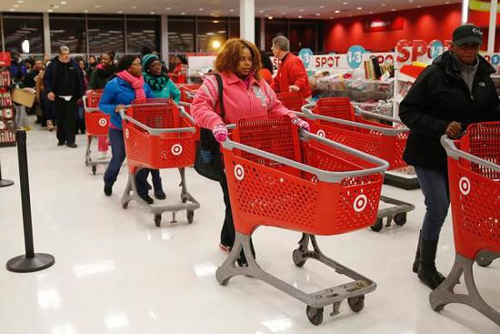 在整個(gè)感恩節(jié)假期，美國零售業(yè)銷售下降11%，為連續(xù)第二年下降。