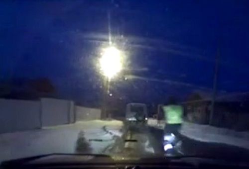 警車(chē)追逐中仍未追上可疑汽車(chē)，此時(shí)令人震驚的一幕出現(xiàn)，一名警察從警車(chē)中跳出來(lái)，向可疑車(chē)輛跑去。