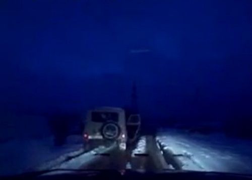 　　警察成功打開(kāi)可疑汽車(chē)的車(chē)門(mén)并登上汽車(chē)，司機(jī)見(jiàn)狀立即停車(chē)及棄車(chē)逃走，警察則下車(chē)?yán)^續(xù)追捕司機(jī)。