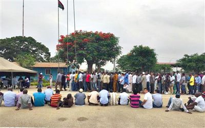 19日，安哥拉一檢查點(diǎn)抓扣大量外國人并查驗(yàn)證件。