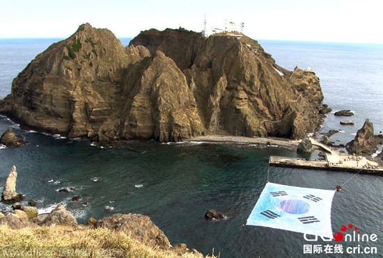 韓民間人士在獨島放巨幅韓國國旗 欲申請世界紀錄(組圖)