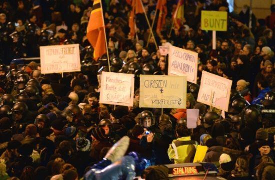 示威人群打出標(biāo)語(yǔ)。