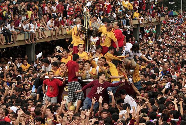 2011年“黑耶穌節(jié)”上，無數(shù)信徒希望觸摸到黑色耶穌雕像。