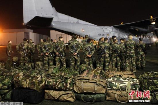 當(dāng)?shù)貢r間1月7日，法國軍人抵達(dá)巴黎布爾歇機(jī)場。他們將被部署在巴黎，以增強(qiáng)巴黎市的安保力量。