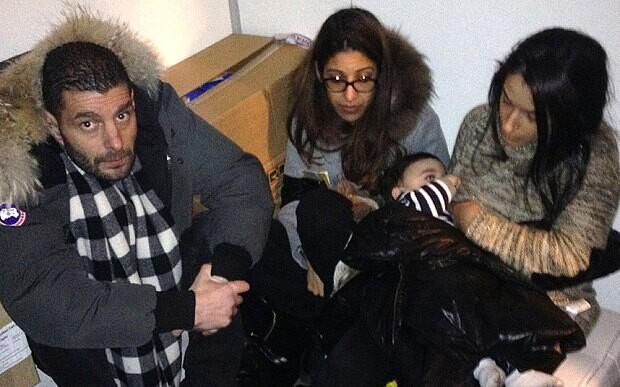 照片顯示了部分人質(zhì)躲藏于冷藏室中的情景。