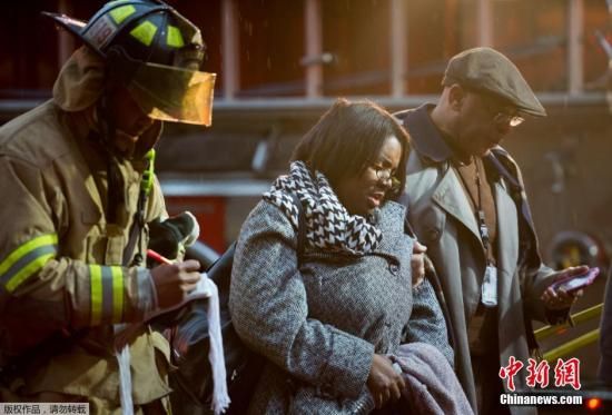 當?shù)貢r間1月12日，美國華盛頓市中心朗方廣場站突然冒出濃煙，事件導致一名女性喪生。