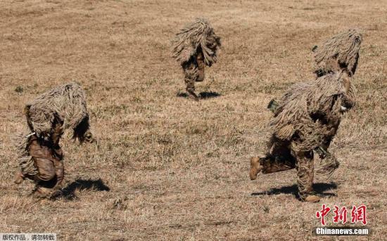 資料圖：當?shù)貢r間2015年1月11日，日本船橋市，日本自衛(wèi)隊進行新年軍演，大約500名軍人和24架飛機參與了本次演習。 視頻：日本敲定史上最大規(guī)模國防預算費來源:央視軍事農(nóng)業(yè)