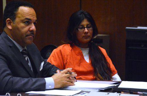 嫌犯卡門（中）在初審法庭上。（僑報(bào)網(wǎng)：圖片由法庭指定攝影師提供）