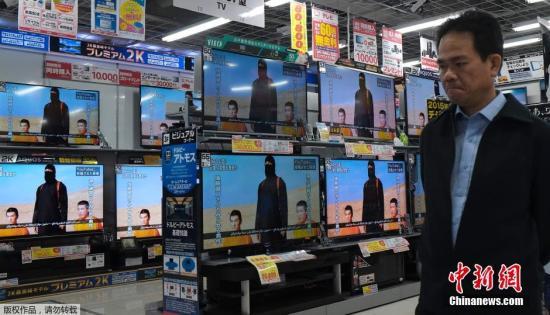 當(dāng)?shù)貢r(shí)間1月20日，日本東京，民眾在電視機(jī)前觀看極端組織劫持綁架日本人質(zhì)事件最新播報(bào)。
