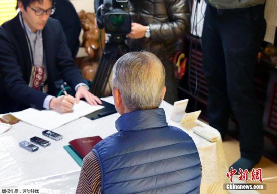 當?shù)貢r間1月25日，日本千葉市，日本遭“伊斯蘭國”綁架人質湯川遙菜的父親接受媒體采訪。伊斯蘭國武裝(IS)24發(fā)布視頻顯示，其中一位被綁架日本人質湯川遙菜(Haruna Yukawa)已經被該組織殺害。日本政府表示將驗證視頻的真實性。 視頻：關注日本人質事件：極端組織視頻顯示一人質已遭殺害來源:央視新聞