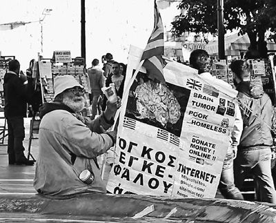 自債務(wù)危機爆發(fā)以來，希臘承諾實施以減薪、增稅、裁員和私有化為主要內(nèi)容的緊縮和改革政策。一系列的緊縮措施使民眾生活受到嚴(yán)重影響，約1/4的家庭陷入貧困。圖為今年1月希臘大選期間，在雅典市中心國會大廈前廣場乞討的老人。