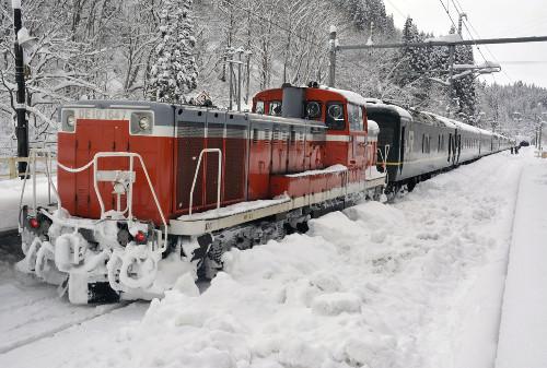 JR一臥鋪特急列車，因大雪在JR奧羽線津輕湯站附近拋錨，約130名乘客不得不在車上過夜。