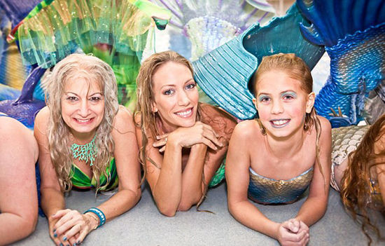 一年一度的Merfest大會(huì)在美國(guó)凱里舉行，數(shù)百男女齊聚那里慶祝成為“人魚”。（網(wǎng)頁(yè)截圖）