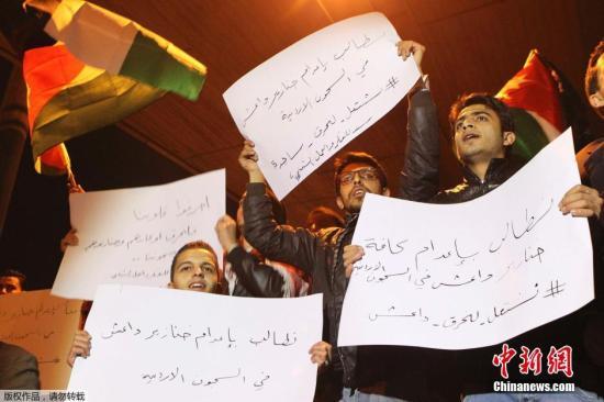 約旦軍方宣布，被極端組織“伊斯蘭國(guó)”劫為人質(zhì)的飛行員卡薩斯貝已遭殺害，憤怒的抗議群眾聚集首都安曼。 視頻：約旦政府談人質(zhì)遇害：一定會(huì)做出強(qiáng)有力回?fù)魜碓?央視新聞