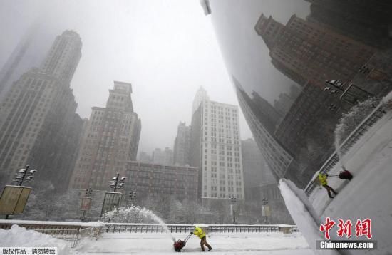 當(dāng)?shù)貢r(shí)間2015年2月1日，美國芝加哥，當(dāng)?shù)赜瓉斫穸顝?qiáng)降雪。