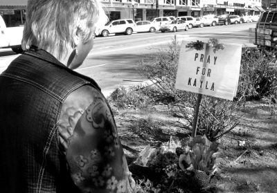 2月10日，美國亞利桑那州，民眾獻花悼念遇難的美國人質米勒。圖/東方IC