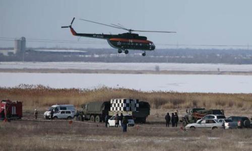 圖片說(shuō)明：當(dāng)?shù)貢r(shí)間2月11日，一架俄羅斯蘇—24轟炸機(jī)在著陸過(guò)程中墜毀，救援人員正在偵察失事區(qū)域。(