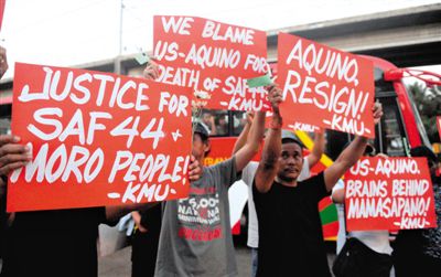 2月3日，菲律賓馬尼拉，民眾舉行示威游行悼念遇難的44名特警，并要求總統(tǒng)阿基諾下臺(tái)，對(duì)此次反恐行動(dòng)失敗負(fù)責(zé)。
