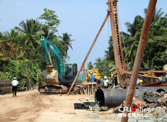 　斯里蘭卡南部鐵路項(xiàng)目施工現(xiàn)場(chǎng)。一臺(tái)打樁機(jī)正在進(jìn)行鐵路橋橋墩作業(yè)。(攝影：孫洋)