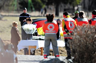 29日，法國塞訥鎮(zhèn)，搜救人員和遇難者家屬一同向遇難者致哀。