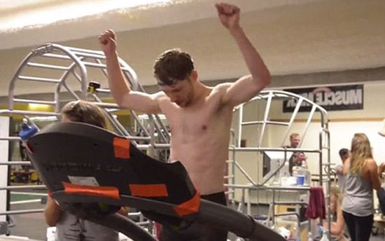 男子跑步機(jī)上連跑12小時(shí)共131公里打破世界紀(jì)錄