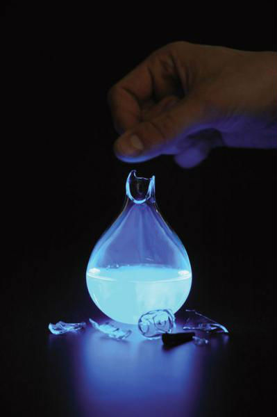 荷蘭藝術(shù)家發(fā)明人血燃料燈，一滴血照亮整間房。圖片來(lái)源：新加坡《聯(lián)合早報(bào)》網(wǎng)站