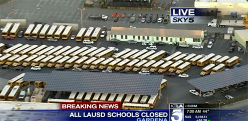 圖：美國KTLA電視臺直播畫面顯示，洛杉磯聯(lián)合學(xué)區(qū)校巴已被叫停，家長被通知暫不能送孩子上學(xué)。