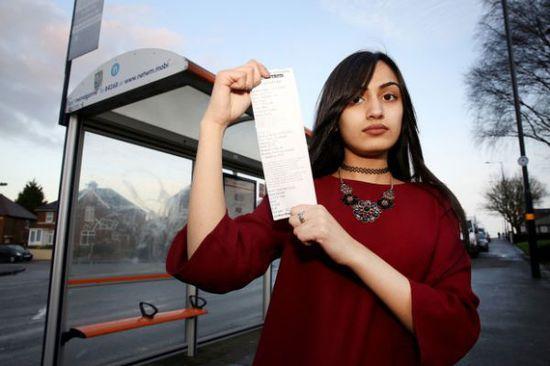 事發(fā)當(dāng)時薩迪克并未帶任何身份證件，無法證實自己真的只有15歲，百口莫辯的她，最后只好在全車乘客的注目下被趕下車和罰款，被迫走路回家。