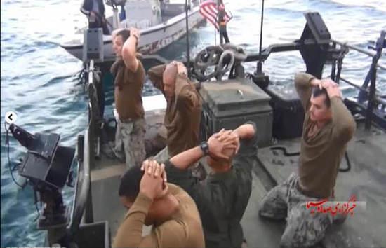 圖為美國大兵雙手抱頭，跪地道歉。