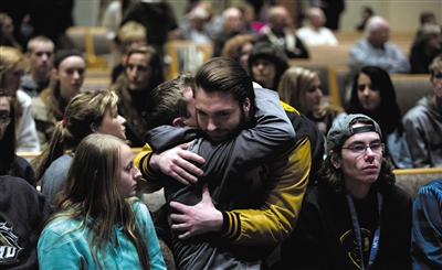 2月21日，美國密歇根州卡拉馬祖縣，連環(huán)槍擊案發(fā)生后，民眾在教堂禱告。