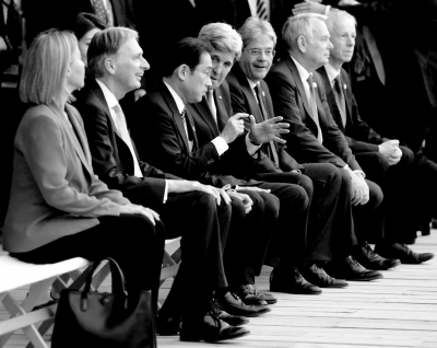 10日，七國(guó)外長(zhǎng)觀看日本傳統(tǒng)歌舞表演期間，美國(guó)國(guó)務(wù)卿克里與日本外相岸田文雄在交頭接耳