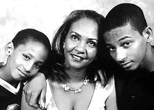 謝赫（右）和弟弟馬哈茂德（左）與母親合影。