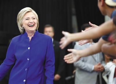 當(dāng)?shù)貢r(shí)間6日，美國(guó)加利福尼亞州長(zhǎng)灘市，心情大好的希拉里與支持者互動(dòng)。 圖/CFP