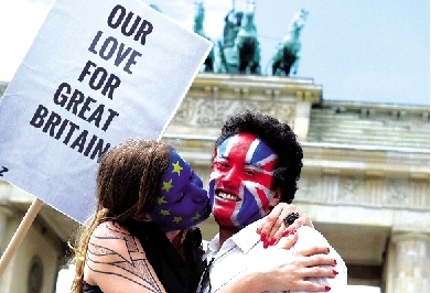 一對情侶用行動支持“留歐”。