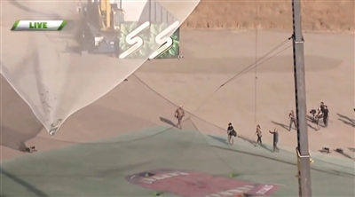 艾金斯成功落到一個(gè)1/3足球場(chǎng)大小的安全網(wǎng)上。