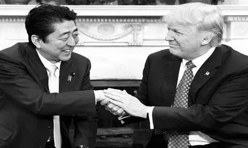 本來(lái)來(lái)訪者還應(yīng)包括墨西哥總統(tǒng)培尼亞·涅托的。但特朗普簽署行政令稱(chēng)要在美國(guó)和墨西哥之間建墻，還要向墨西哥出口到美國(guó)的商品加征20%關(guān)稅的行為惹怒了墨西哥人。