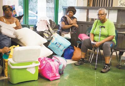 人們在美國佛羅里達(dá)州邁阿密的一個安置點休息。新華社發(fā)