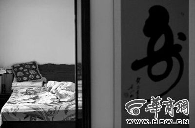 昨日，徐萬(wàn)發(fā)躺在自家床上，鼻子插著氧氣管 記者張杰攝