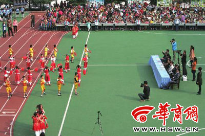 昨日，部分學(xué)生演員身著短袖短褲在表演節(jié)目 本報(bào)記者張欣攝