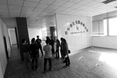 曾經(jīng)看似正規(guī)且豪華的公司，如今空空如也，只剩進門處的公司名稱還赫然在目