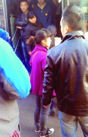 現(xiàn)場(chǎng)僵持不下，穿玫紅色衣服女子要車上乘客給她道歉